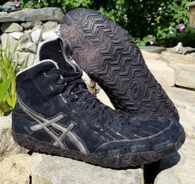 asics aggressor 3 black and gold